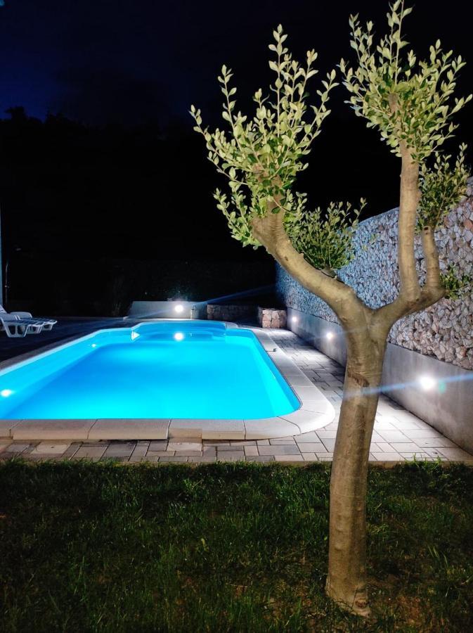Village Holiday Apartman With Heated Pool Maslina Kostanje Экстерьер фото