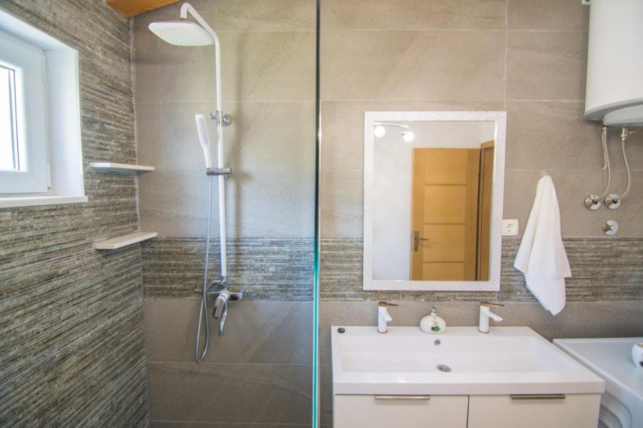 Village Holiday Apartman With Heated Pool Maslina Kostanje Экстерьер фото